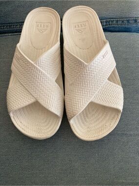 Reef women’s W9. white criss cross slide sandals. Water shoes